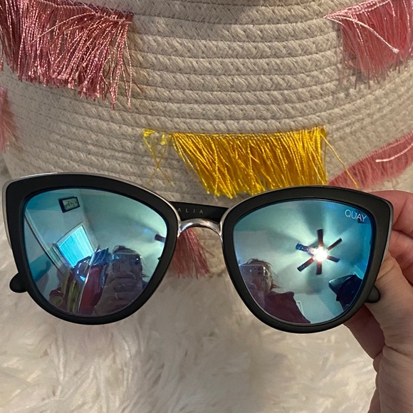 Quay Sunglasses - Picture 1 of 2